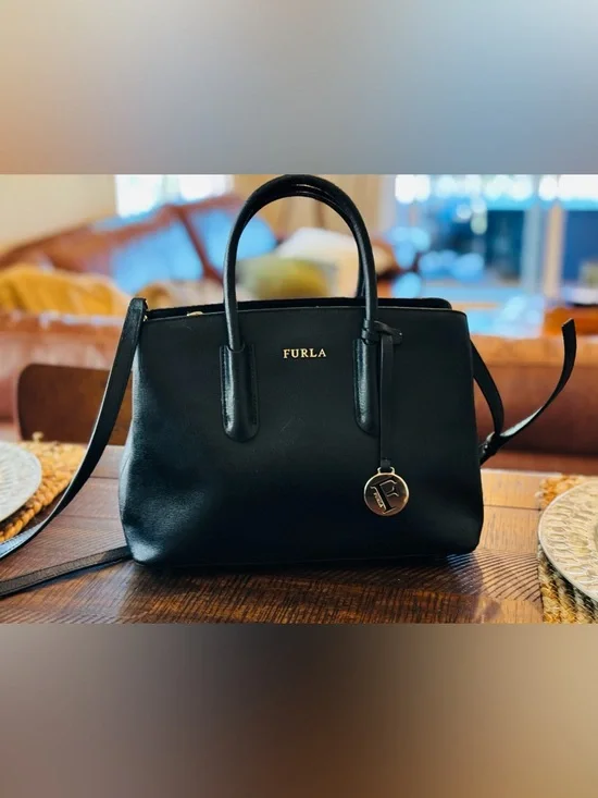 Furla Tessa Satchel handbag, a structured leather tote featuring gold hardware - Picture 3 of 16